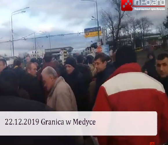 Люди страйкують: на польському кордоні – кілометрові черги [+ВІДЕО]