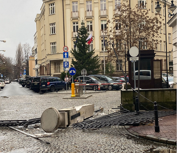 У Варшаві водій знищив ворота канцелярії президента [+ФОТО]