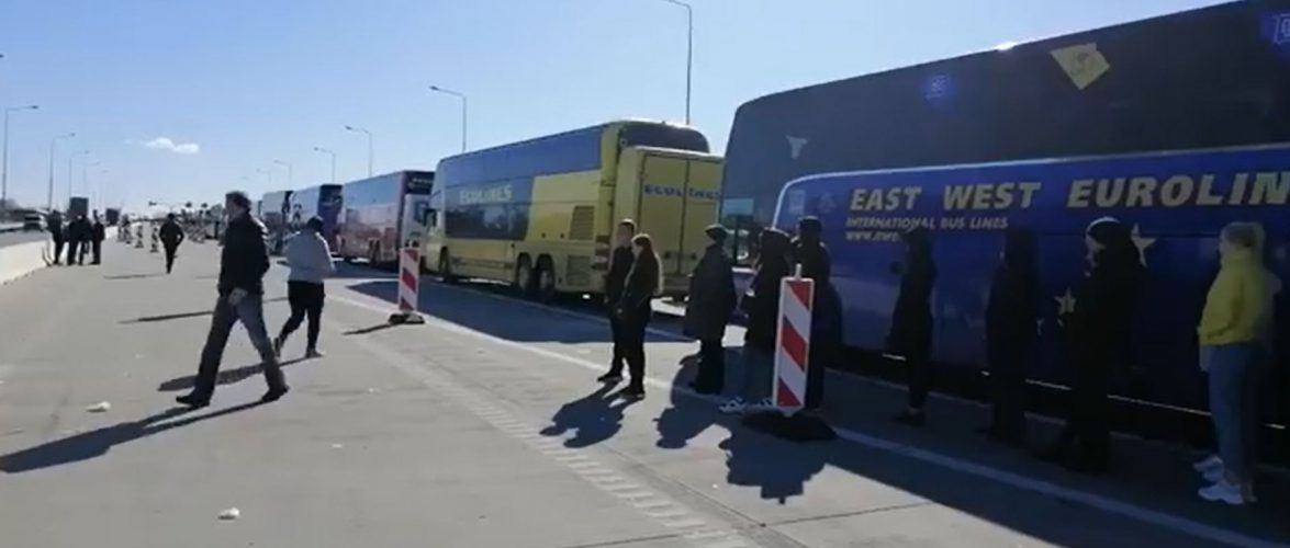 Українці покидають Польщу. На кордоні виникла черга з автобусів на кілька кілометрів (ОНОВЛЕНО)