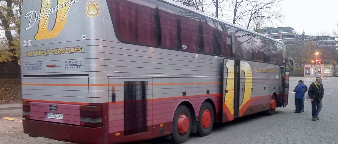 Через кордон Польщі дозволили рух  автобусів та бусів