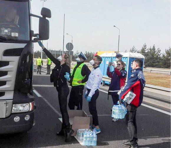 На західному кордоні Польщі поліція роздає водіям вантажівок гарячі обіди та воду [+ФОТО]