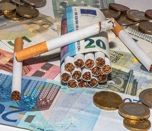 Курив сигарети під час карантину: поліцейські в Польщі оштрафували чоловіка на 10 тис. злотих