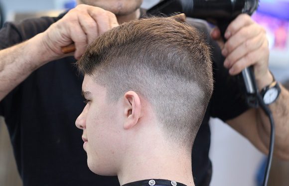 Коли в Польщі відкриють перукарні? Стали відомі нові правила
