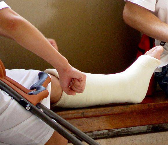 В Польщі чоловік зламав ногу поліцейському, бо… розійшовся з дівчиною