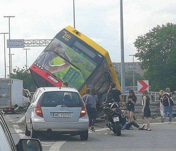 Страшна аварія у Варшаві: автобус впав з мосту, 20 людей поранено, 1 особа загинула [+ФОТО]