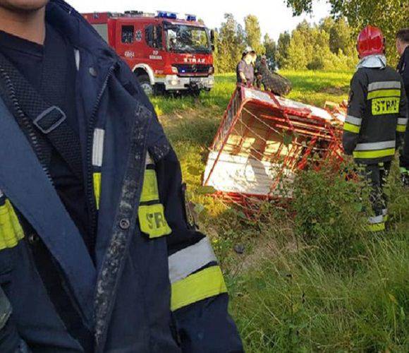 На полі в Польщі помер чоловік, бо на нього перекинувся трактор [+ФОТО]