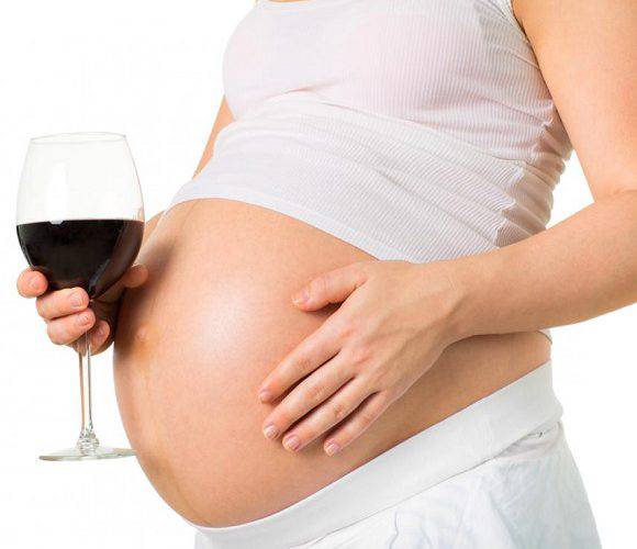 У Польщі хочуть штрафувати вагітних жінок за вживання алкоголю