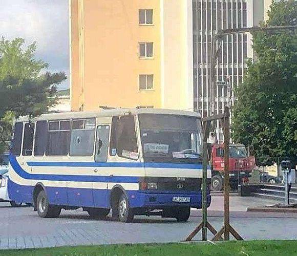 В Україні чоловік захопив автобус і взяв людей в заручники: при собі має вибухівку та зброю [+ФОТО, ВІДЕО]