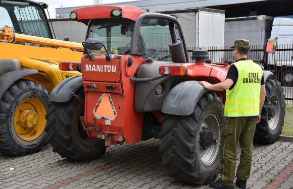 Прикордонники забрали в українця трактор, вкрадений у Данії