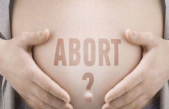 Скільки абортів щорічно виконують в Польщі за даними Міністерства?