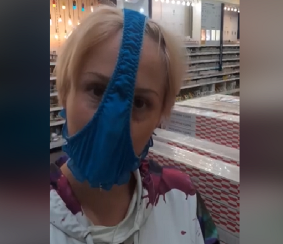 Труси замість маски: жителька Польщі протестує проти засад карантину [+ВІДЕО]