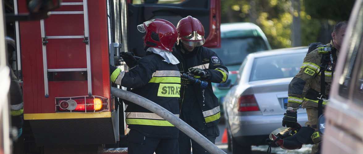 У Варшаві згоріло понад 20 автівок, 150 осіб евакуйовано