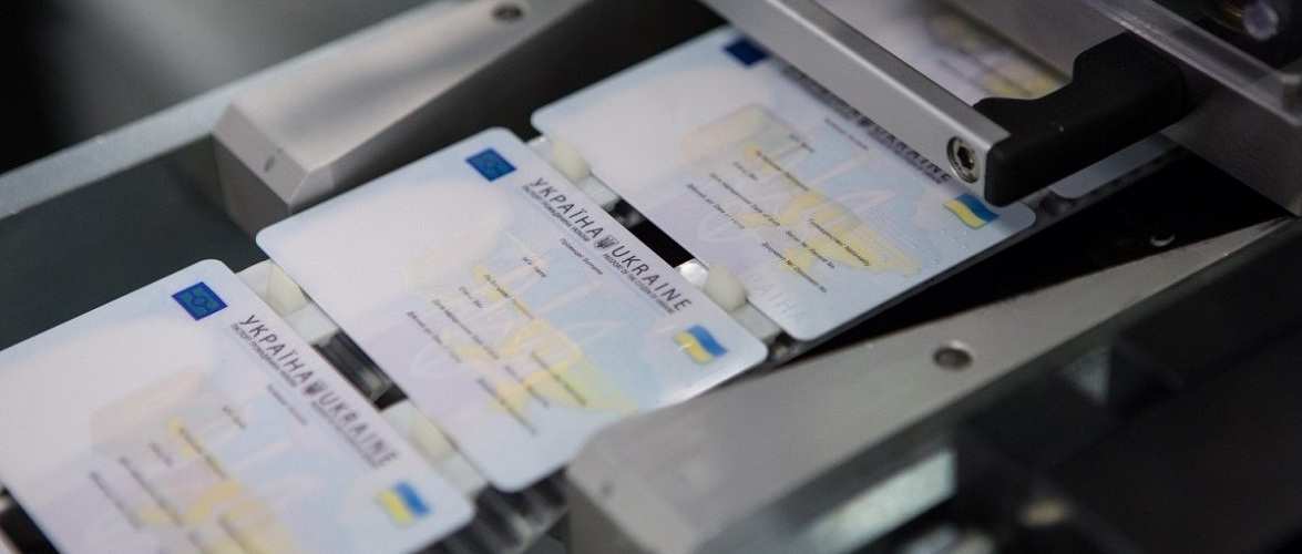 До Зеленського направили петицію — видавати ID картки через почесні консульства