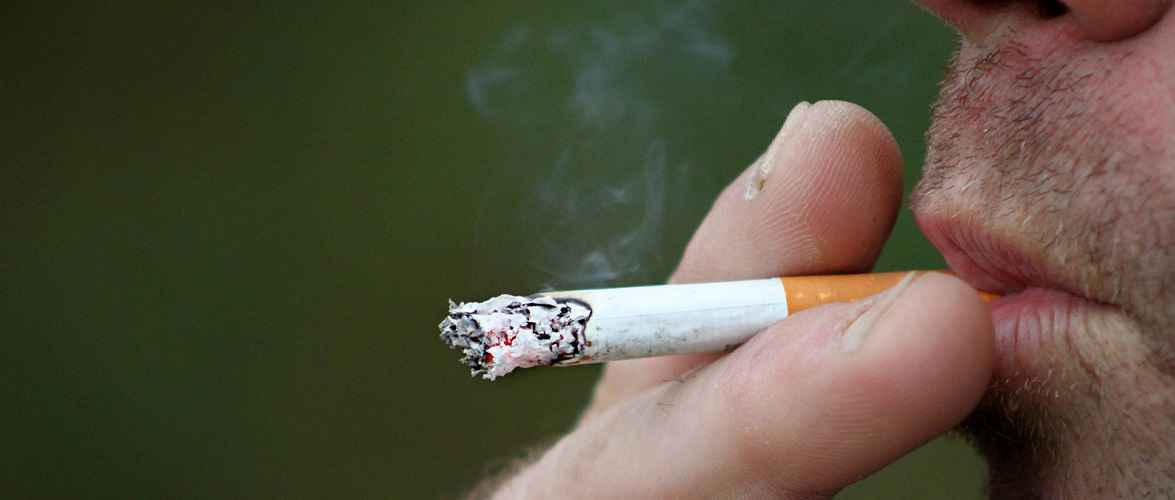 Попався по-дурному: молодий українець в Польщі закурив цигарку з “травичкою” перед поліцією