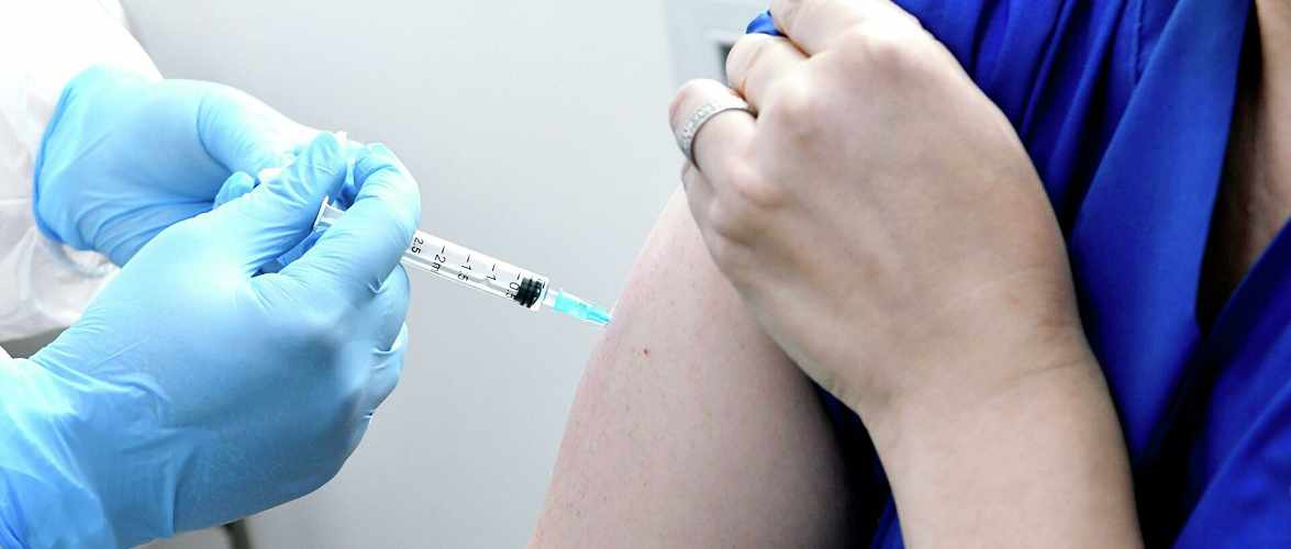 Стало відомо, хто першим у Польщі отримає вакцину від коронавірусу