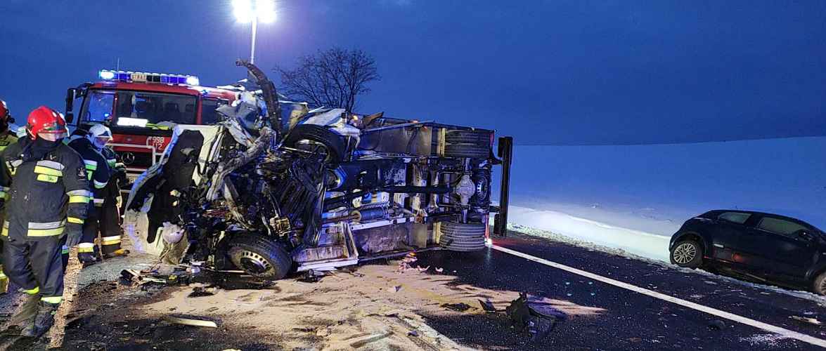 Обережно на дорозі: в Польщі зіткнувся бус з автівкою, двоє людей загинуло [+ФОТО]