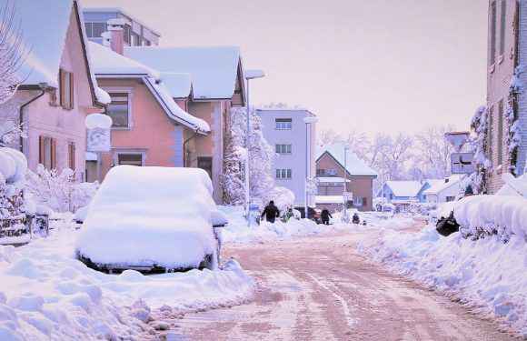 Живеш у Польщі в будинку? Мусиш прибрати сніг біля дому, бо отримаєш штраф
