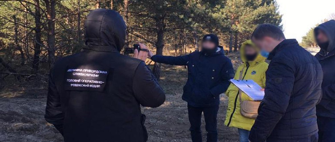 На кордоні затримали українця, який намагався перевезти нелегалів до Польщі