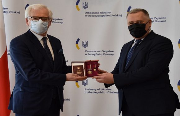 Екс-міністру закордонних справ Польщі вручили український орден “За заслуги”