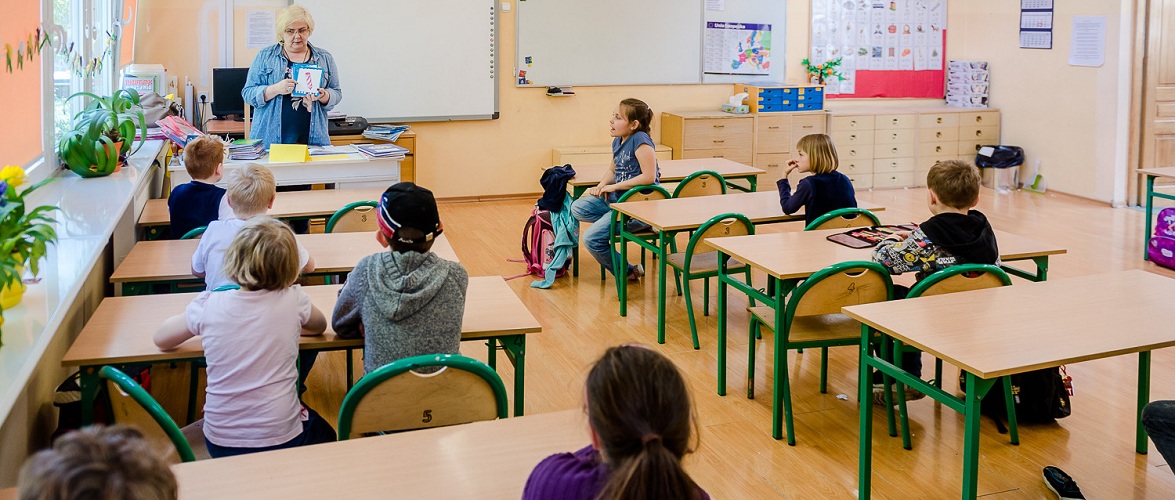 У Польщі 700 тисяч дітей ще не отримали по 300 злотих на підготовку до школи 