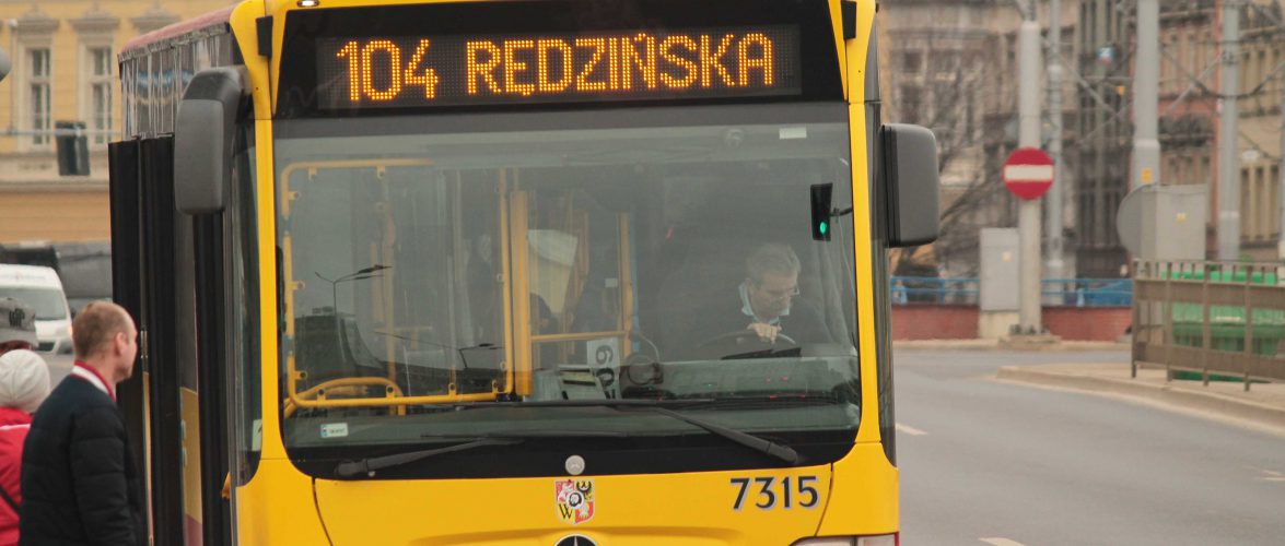 З 15 травня в громадському транспорті Польщі зможе перебувати більше людей