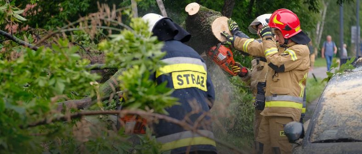 Через негоду у Польщі більше 700 втручань пожежників, 319 будинків залишаються без світла