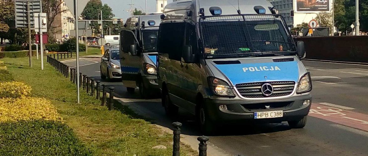 Українець в Польщі потрапив під колеса вантажівки: перебуває у важкому стані