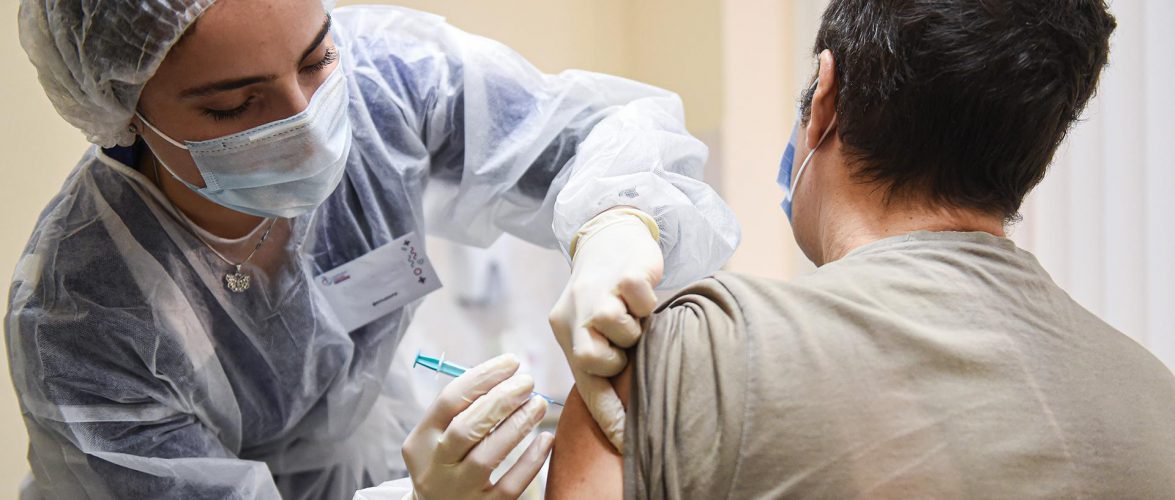 30% вакцинованих людей в Польщі скаржаться на побічні ефекти