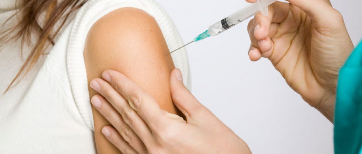 В Польщі почали вакцинувати людей в аптеках