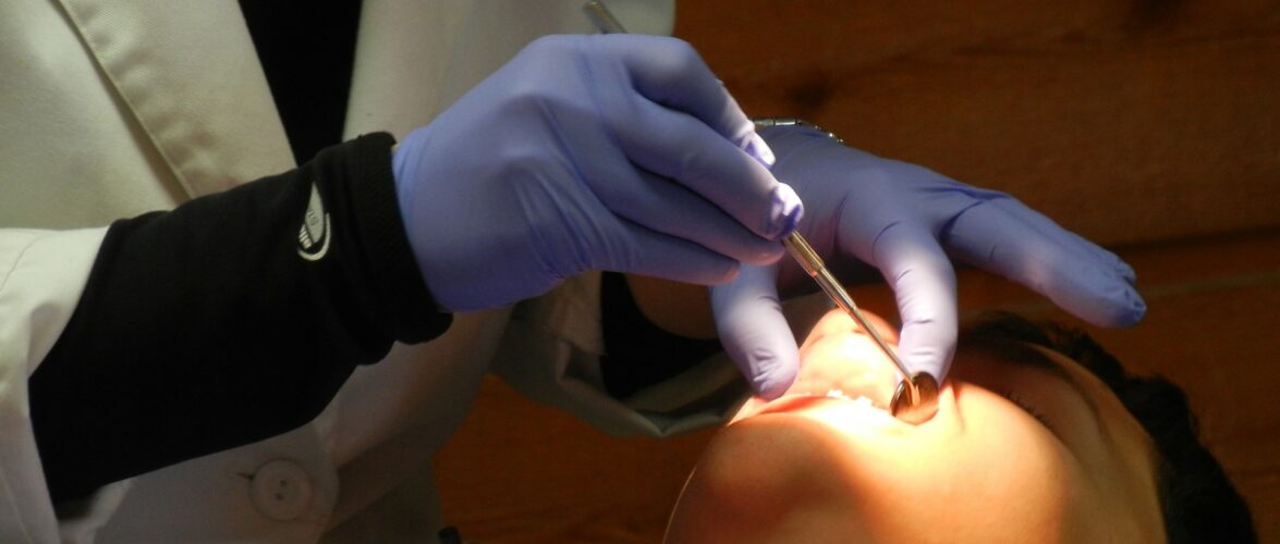 В Польщі п’яний як чіп стоматолог лікував зуби пацієнтам