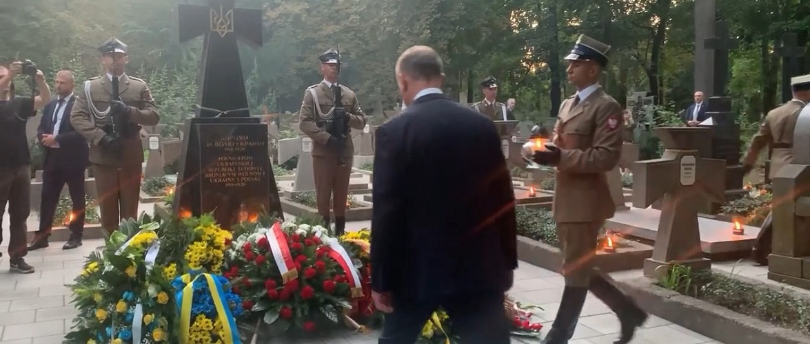 Дуда вшанував пам’ять українських солдатів на православному цвинтарі у Варшаві [+ВІДЕО]