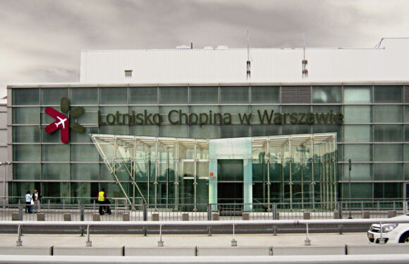 Варшавський аеропорт обслужив рекордну кількість людей після початку пандемії