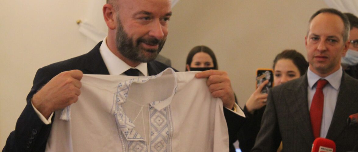 Президенту Вроцлава подарували українську вишиванку (+ФОТО)
