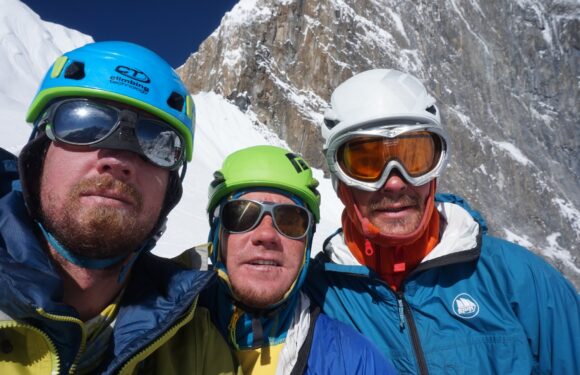 Троє українців першими у світі підкорили найскладнішу вершину Гімалаїв