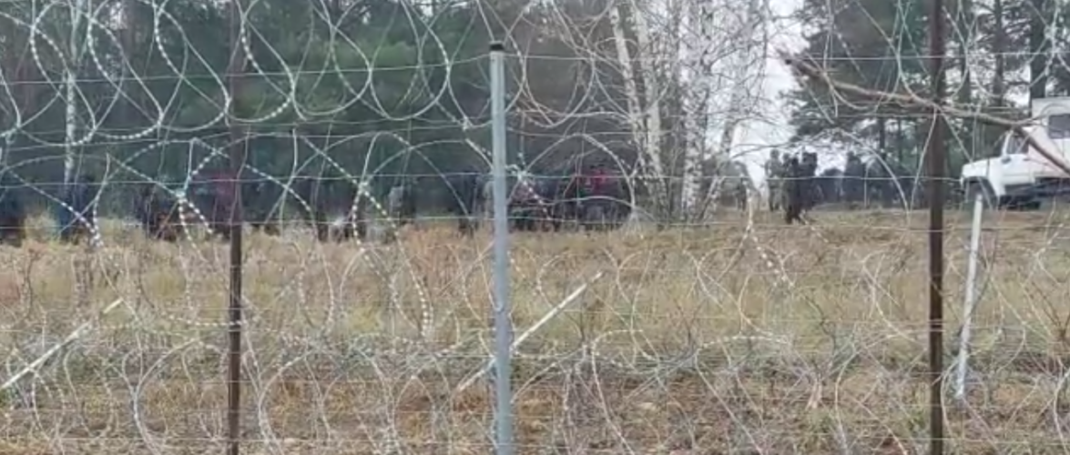 Нелегальні мігранти покидають кордон: Лукашенко скерував до кордону автобуси