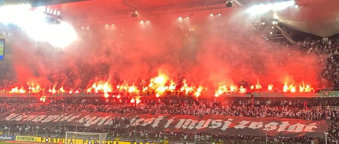 У Варшаві вболівальники «Легії» підпалили свій стадіон [+ФОТО,ВІДЕО]