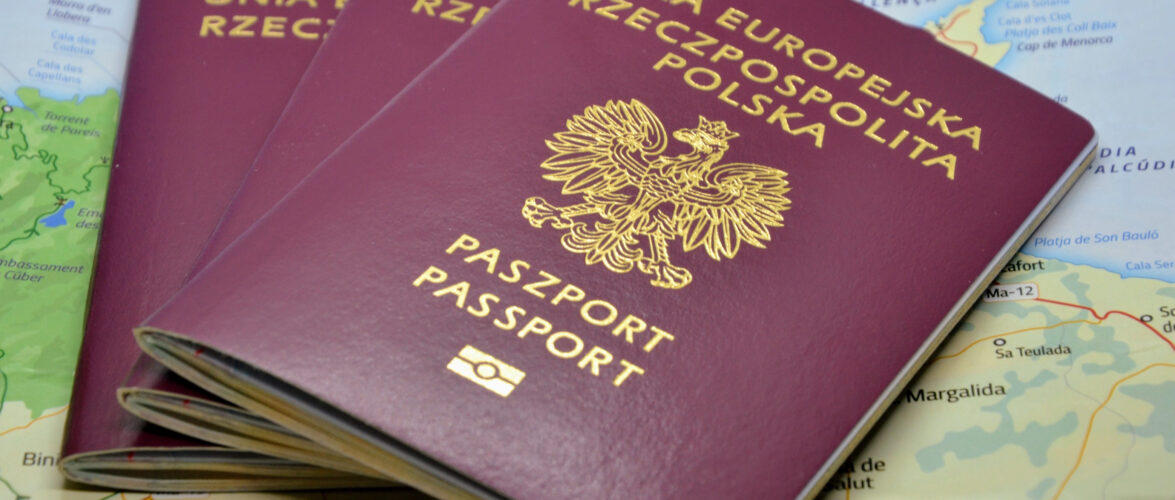 У Польщі масово рушили за паспортами