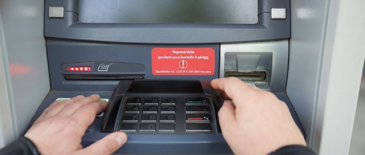В Польщі затримали українця — знімав чужі гроші в банкоматі