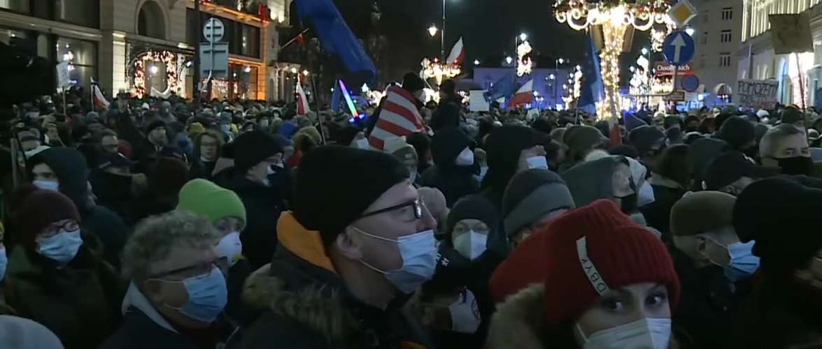 Вільні медіа! — у Польщі демонстрації через закон про ЗМІ [+ВІДЕО]