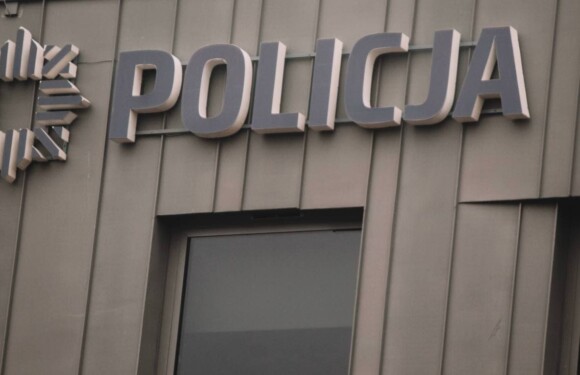 В столиці Польщі поліціянт вдарив чоловіка кулаком в обличчя