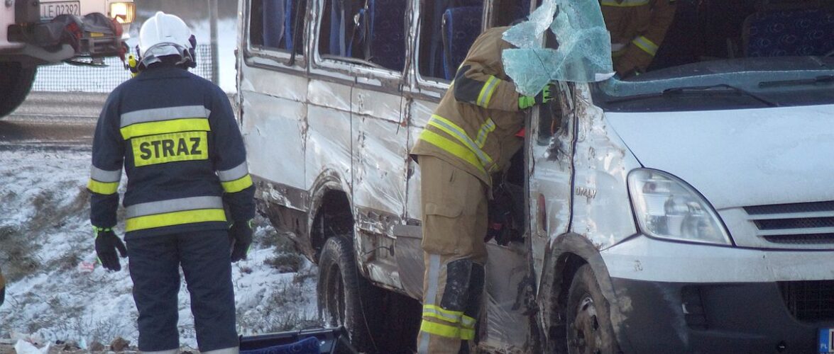 В Польщі вантажівка врізалась в бус: поранено 13 осіб [+ФОТО]