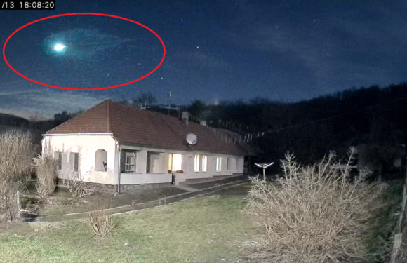 Дуже яскравий метеор пролетів над Польщею і освітив нічне небо [+ВІДЕО]