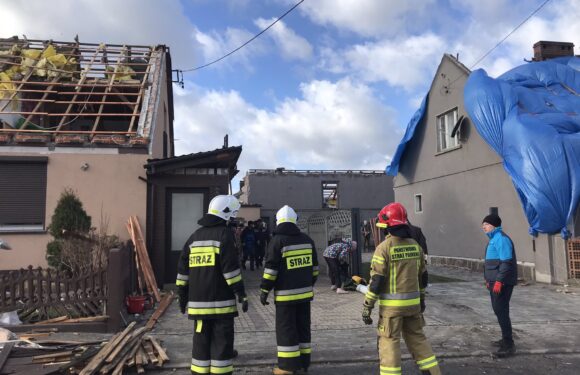Сильний вітер у Польщі позривав дахи з будинків