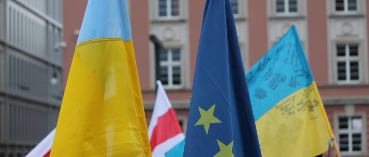 В Польщі судять поляка, який зірвав в місті прапор України з гаслом “Jeb*ć Ukrainę”