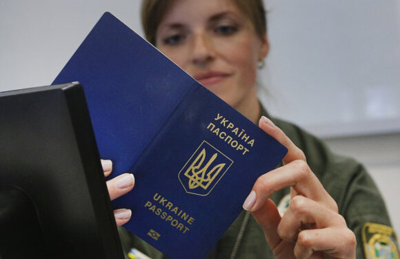 Українці за кордоном можуть продовжити дію закордонного паспорта на 5 років