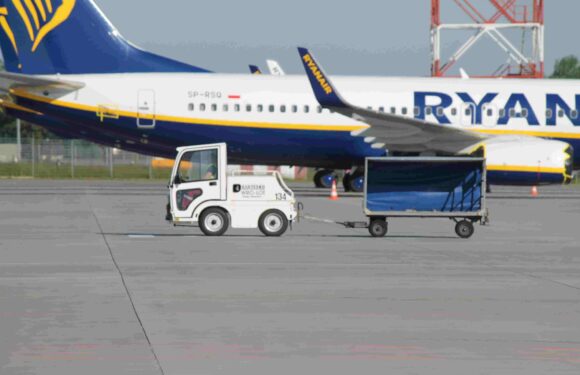 Польща допоможе Україні відбудувати аеропорти