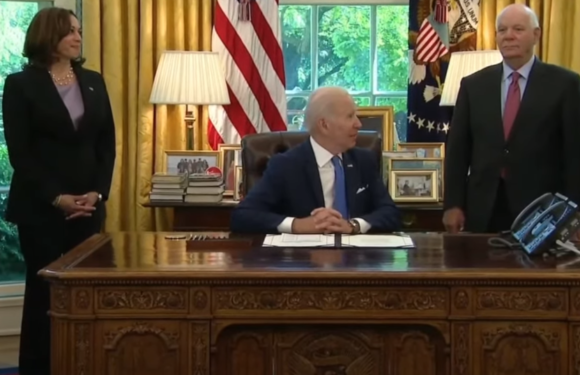 Президент США підписав закон про ленд-ліз для України: що це означає? [+ВІДЕО]