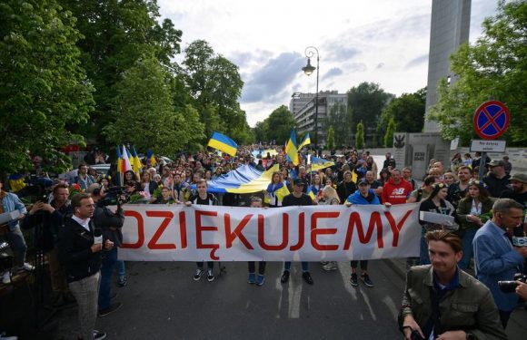 У Варшаві тисячі українців пройшли маршем вдячності