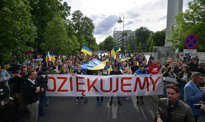 У Варшаві тисячі українців пройшли маршем вдячності