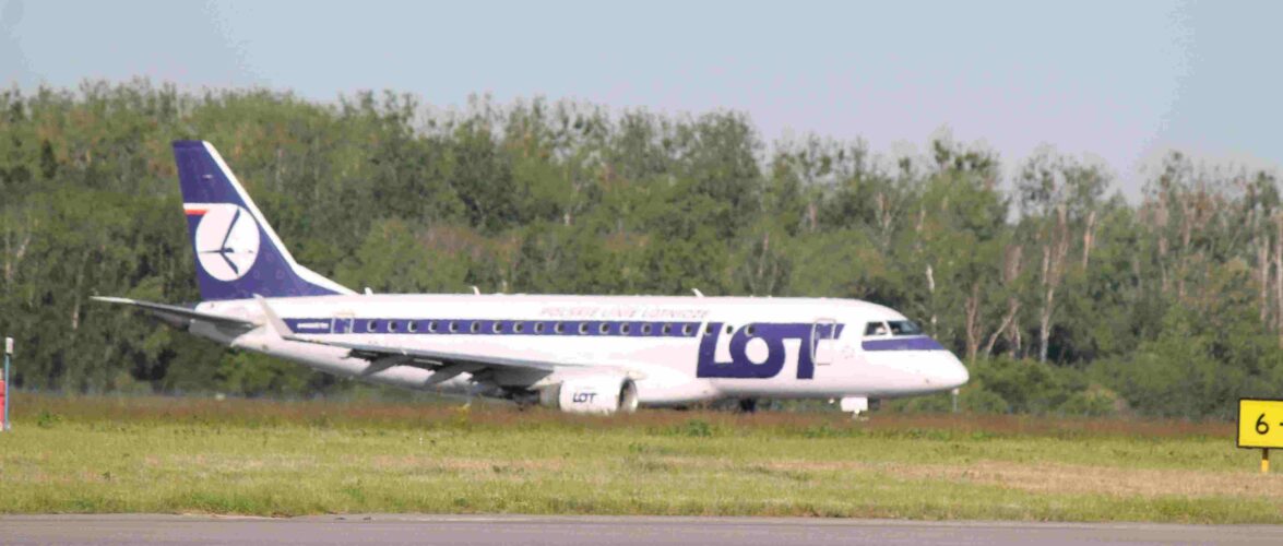 Літак в Польщі здійснив екстрену посадку через інформацію про замінування